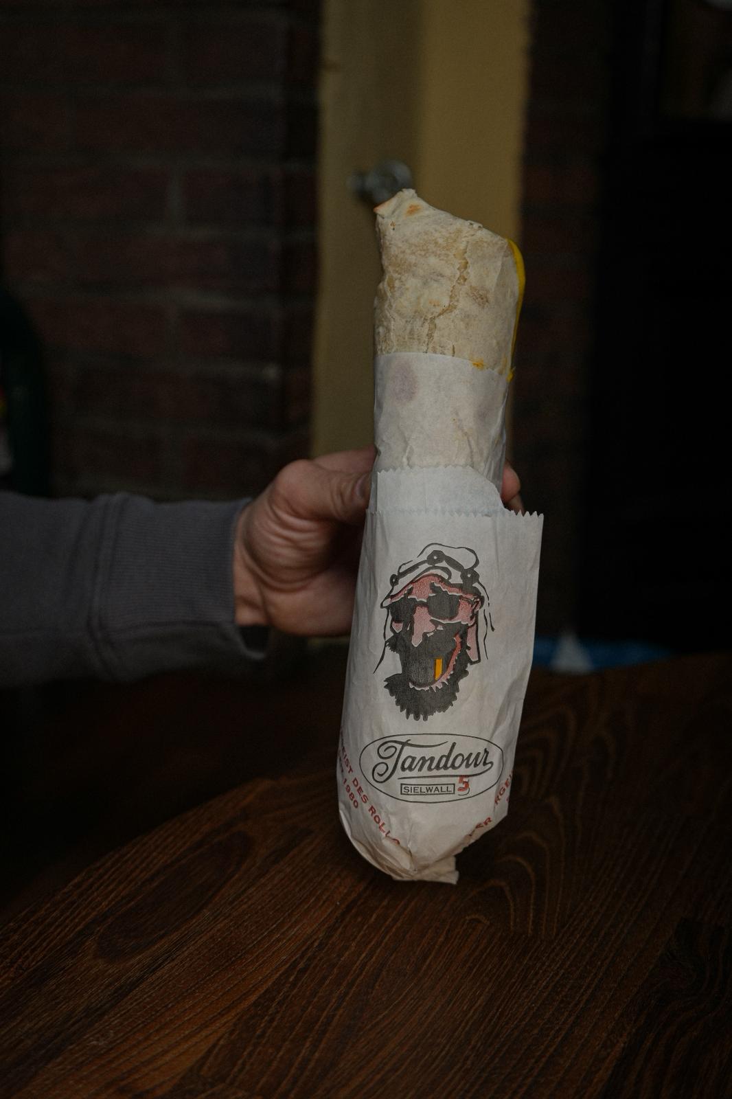 Tandour Rollo in Verpackung, in der Hand gehalten