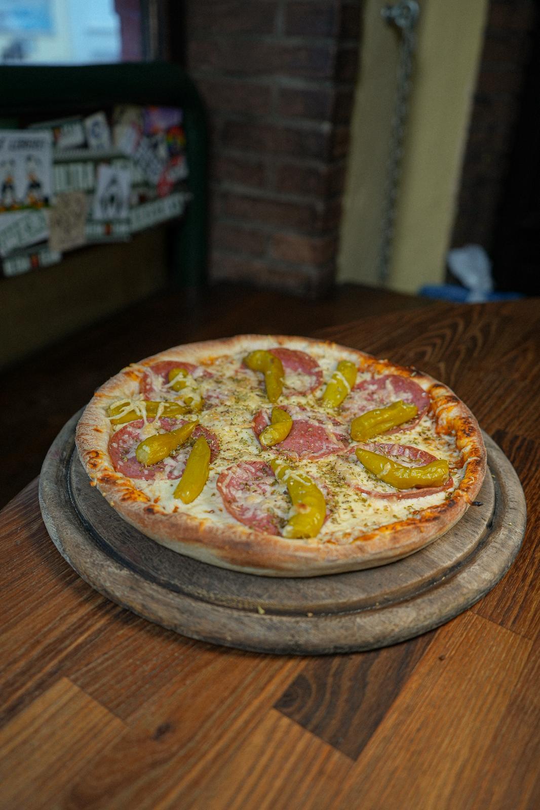 Pizza mit Salami und Peperoni